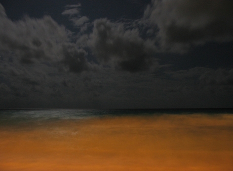 Maan en golven - Cancun bij nacht