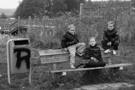 kinderen op een bank in het twiske