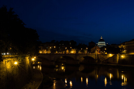 Sint Pieter waakt over de Tiber