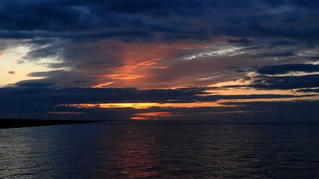 Vurige hemel boven de waddenzee