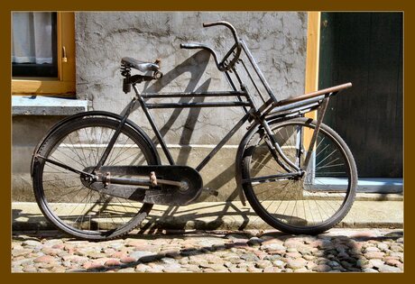 Op een oude fiets...
