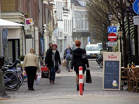 SCHIEDAM 09-04-2016 MENSEN ONDERWEG