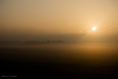 Zonsopkomst in de mist