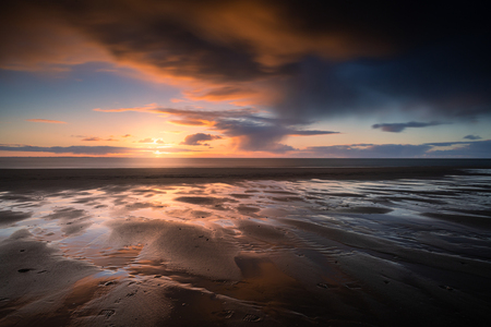Changes - Westenschouwen. Ineens kwam er vanaf land een wolkendek over. - foto door MirKramer op 15-01-2021 - deze foto bevat: lucht, zon, strand, zee, water, natuur, avond, zonsondergang, landschap, zand, kust, lange sluitertijd