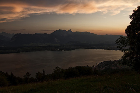 Begin van zonsondergang in de Alpen