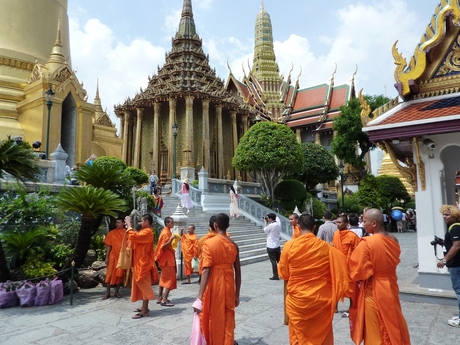 Kleurrijke Thaise monniken.JPG