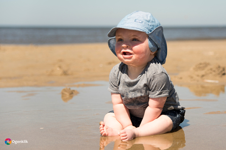 Voor het eerst op het strand
