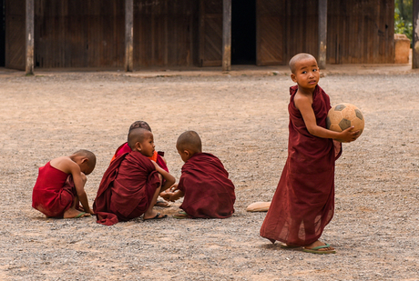 Boeddhisten spelen
