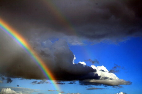 Regenboog met wolken en lucht