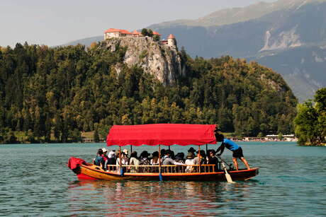 De toeristen op het meer van Bled (Slovenië)
