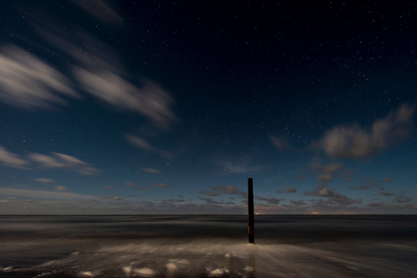 Schiermonnikoog, paal 6 bij maanlicht