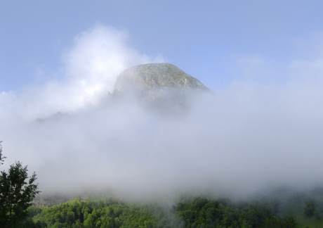 Franse alpentop in de mist