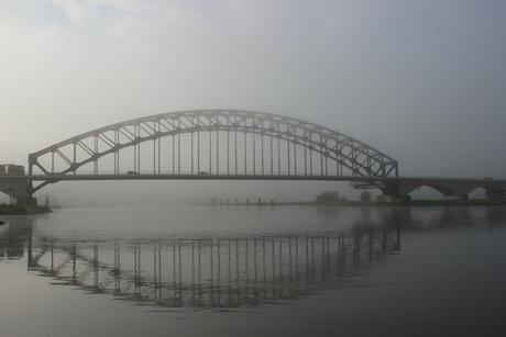 IJsselbrug met mist