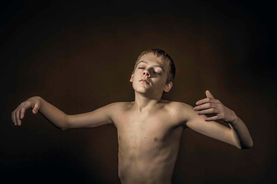 Fragile1 - - - foto door Sanniestar op 07-11-2017 - deze foto bevat: licht, portret, kind, jongen, beauty, emotie, studio