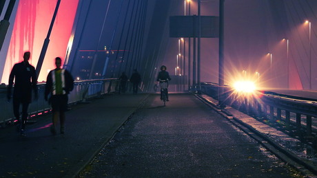 Voetgangers en fietsers op de Willemsbrug