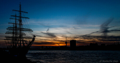 Zonsondergang, silhouet schip - Rotterdam