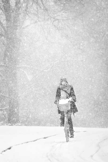 fietser in de sneeuw