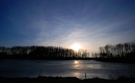 Zonsondergang bij de nog bevroren Bree-er peel (de plaatselijke visvijver).