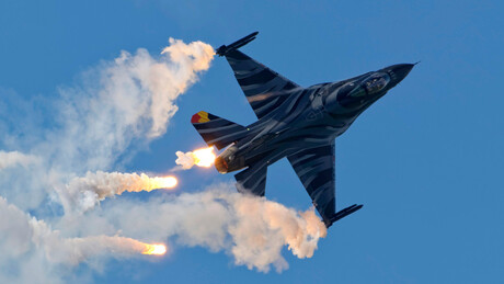 F-16 met flares
