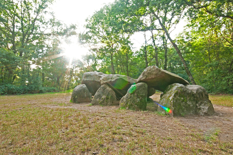 Hunebed bij avondzon