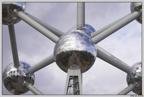 Atomium vers van de pers