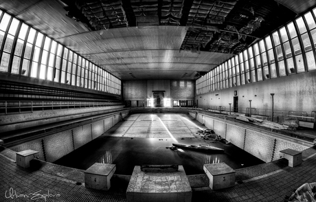 Abandoned swimmingpool