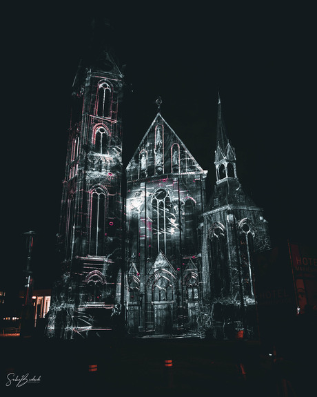 wanneer de kerk in het donker volledig oplicht aan de buitenkant