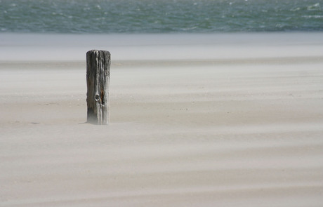 Strandpaal in de zandstorm