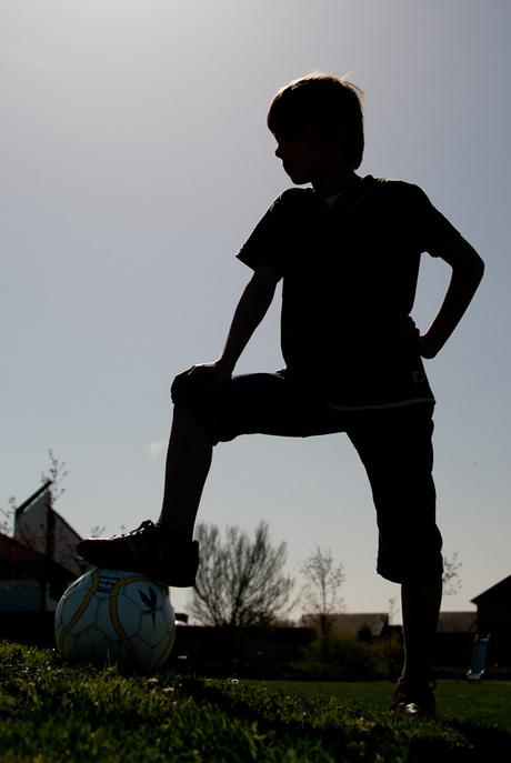 Voetballertje in tegenlicht