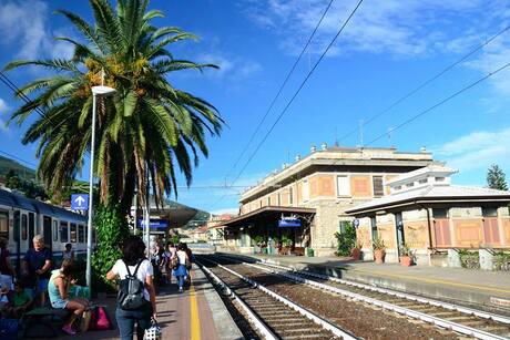 Het treinstation in Alassio (Italie)