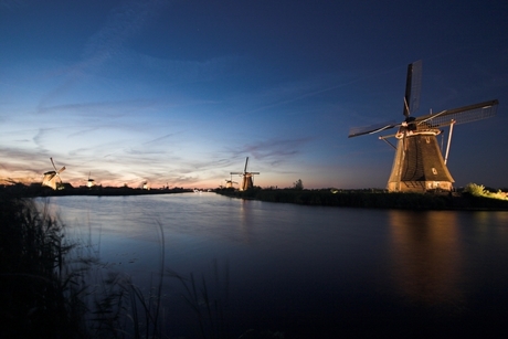 Molens Kinderdijk in de schemering