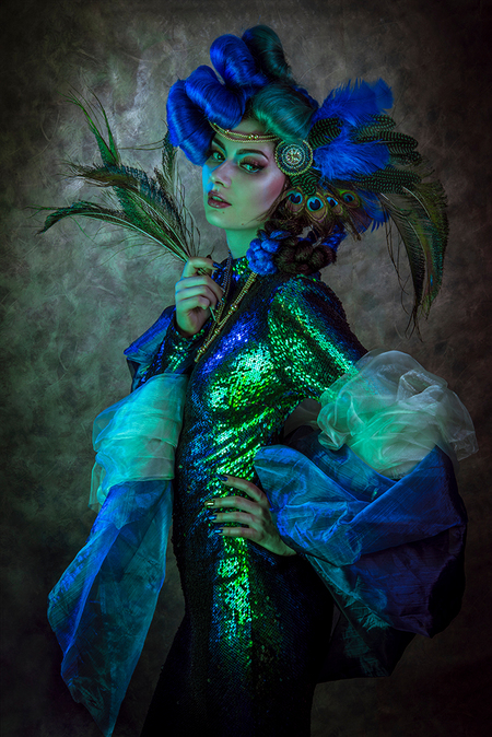 Pauw - Model en make-up: De prachtige Steffie Vanhove
Haar: Julie Dupont (Julia Lion Hair)
www.facebook.com/julialionhair
Fotografie, veren hoofdtooi en  - foto door sannevanbergenh op 24-03-2017 - deze foto bevat: vrouw, kleur, licht, portret, veren, model, flits, haar, fashion, meisje, beauty, sfeer, pose, glamour, studio, kapsel, belichting, expressie, jurk, fantasy, mode, fotoshoot, kleding, romantisch, visagie, makeup, commercial, accessoires, styling, editorial, strobist, mua, hoofdtooi, diy, fine art, fashionfotografie, kleurengels, avant garde
