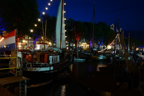 Mooi verlichte haven in Dordrecht