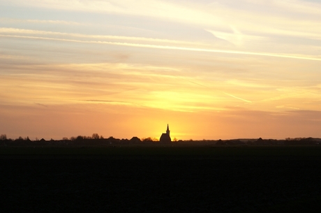 achter de kerk schijnt de zon