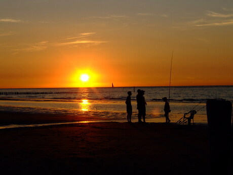 Vissers bij zonsondergang