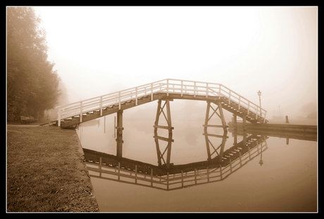 Brug op een mistige ochtend