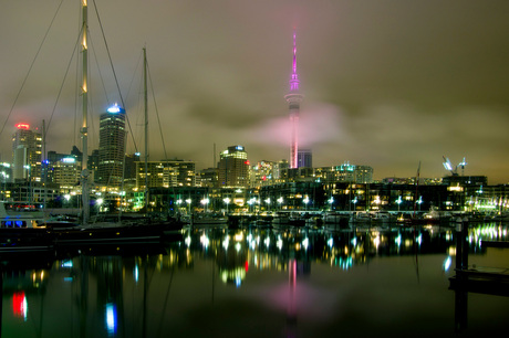 2 Auckland, Nieuw-Zeeland, zicht op de skytower vanaf haven.jpg