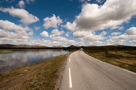 De toegangsweg in het Nationaal Park Rondane in Noorwegen