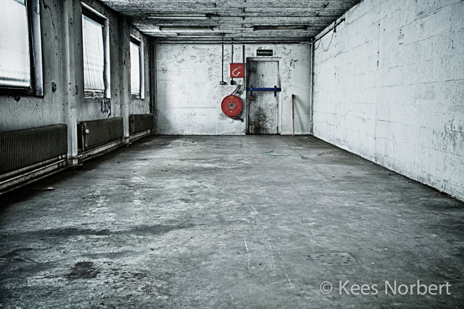 Red in space - HDR foto is gemaakt, tijdens de op 21 januari 2012 gehouden ZOOM meeting, in een klein fabriekje te Ede. - foto door keno-imaging op 22-01-2012 - deze foto bevat: fabriek, hdr, ede, urban exploration, Zoom meeting, high dynamic range, verlaten gebouw, Urbex fotografie