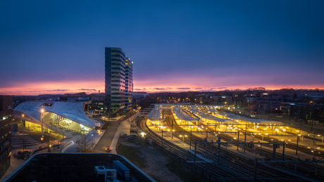 Het station van Arnhem en de Park en Rijntoren tijdens het blauwe uur vanaf 8ste verdieping. 