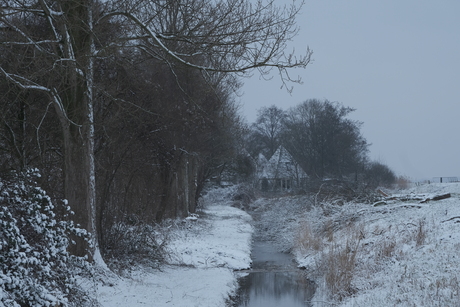 sloot met sneeuw