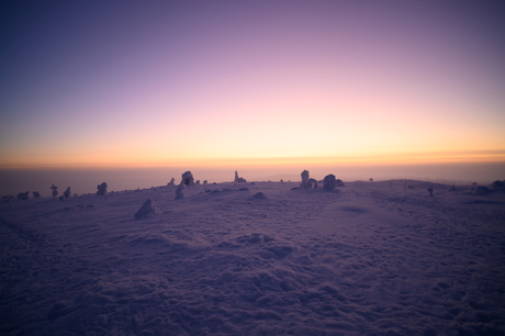 Sneeuwlandschap tijdens zonsondergang