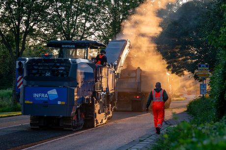 Asfalteren bij ondergaande zon