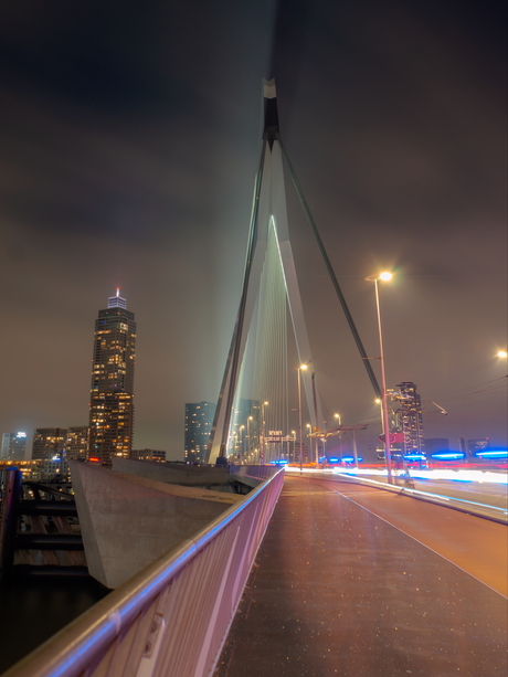 Erasmusbrug met zwaailichten 