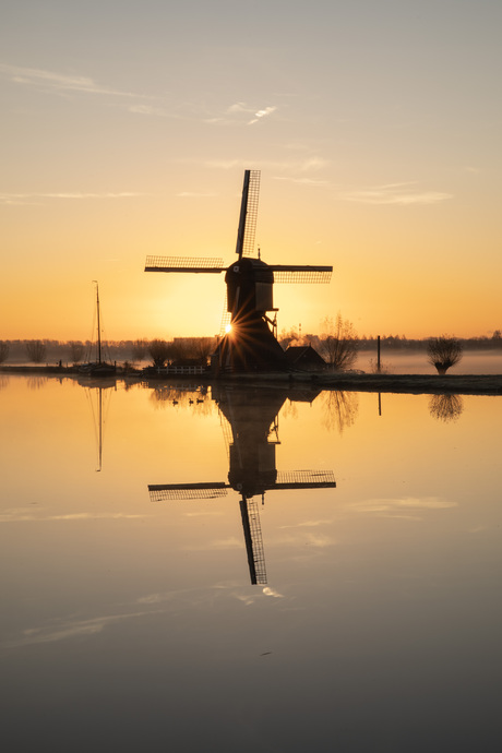 Molen bij zonsopkomst