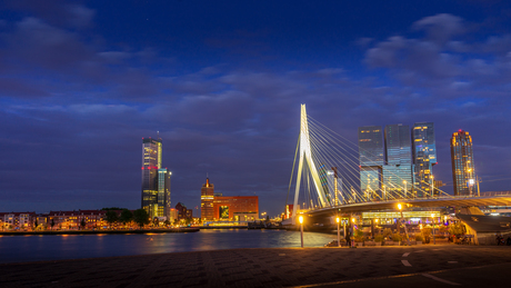 Rotterdam stadsgezicht tijdens blauwe uur