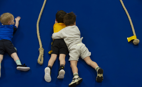 Klimwand 'hou elkaar vast'