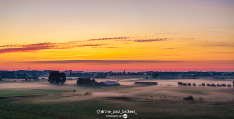 Een prachtige zonsopgang in een stille polder