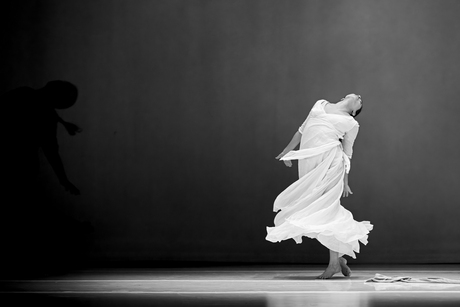 Scene foto Particles of God