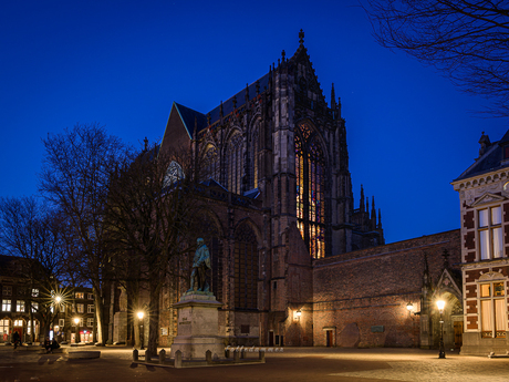 Domkerk tijdens het blauwe uurtje